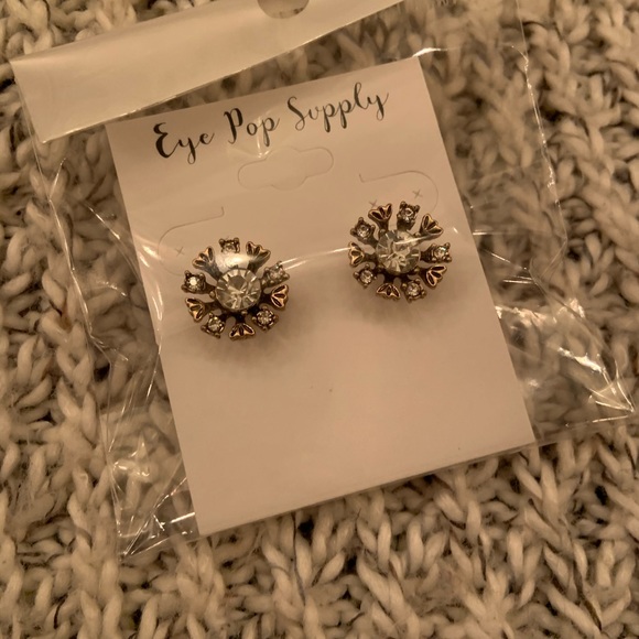 🔆Moving Sale 20% Off🔆 Gold Diamond Earrings - Picture 5 of 6